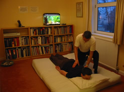 EKclinic des giving a shiatsu treatment